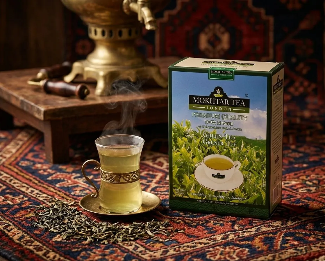 Mokhtar Tea London groene thee doosje op Afghaans tapijt met dampende theeglas en losse theeblaadjes