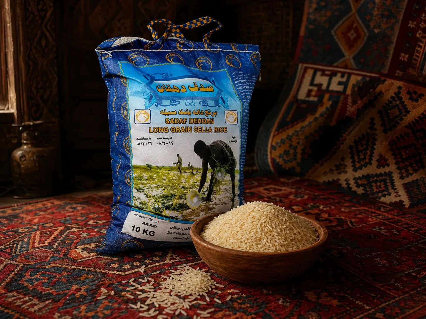 Sadaf Dehqan Sella basmati rijst (10 kg) — Afghaanse zak met langkorrelige parboiled basmati op tapijt, met houten kom rijst ernaast
